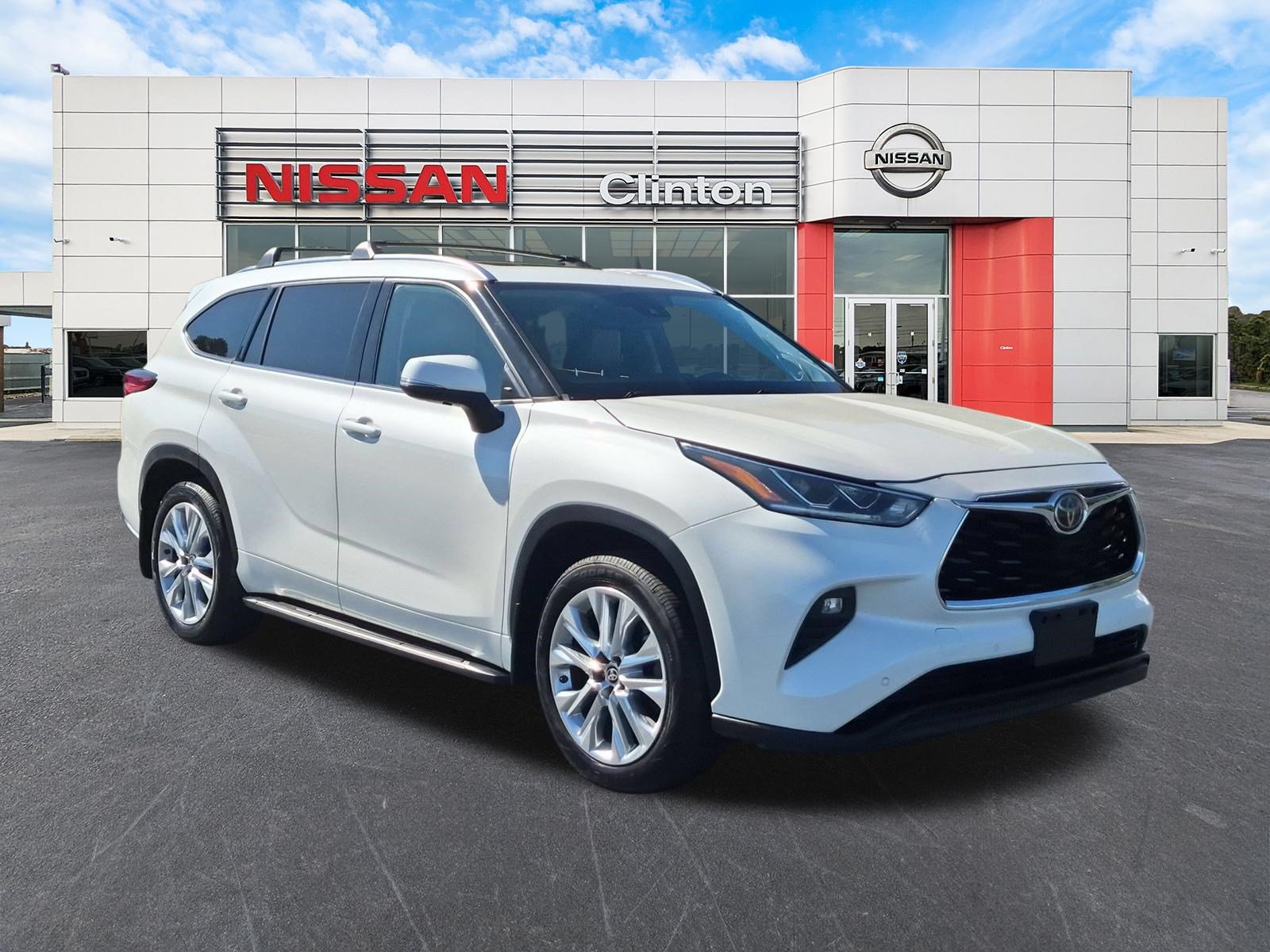 Used 2021 Toyota Highlander Limited FWD image 1
