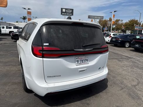 Used 2024 Chrysler Pacifica Limited FWD image 18
