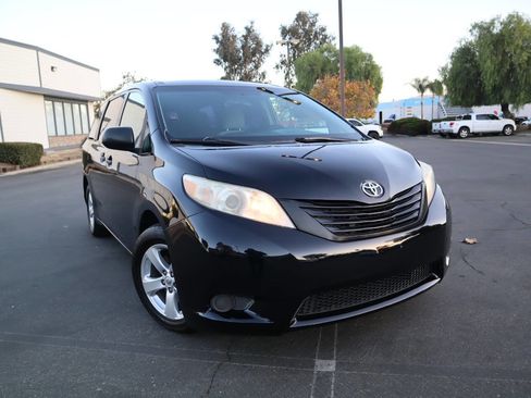Used 2015 Toyota Sienna L image 2