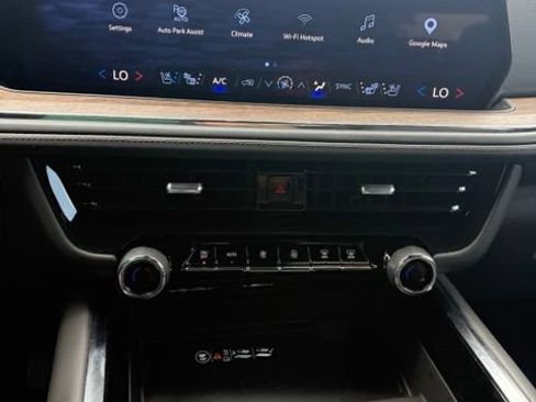 Used 2025 Chevrolet Suburban High Country AWD/4WD image 7