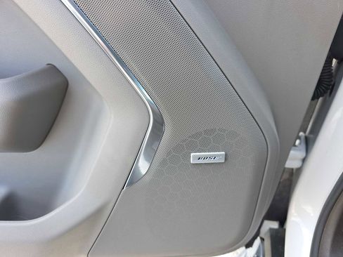 Used 2021 GMC Yukon XL SLT w/ SLT Premium Package image 32