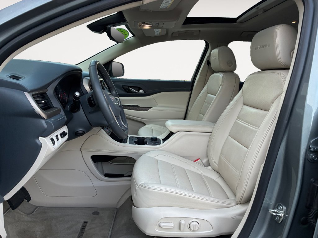 Used 2023 GMC Acadia Denali w/ Denali Technology Package FWD image 9