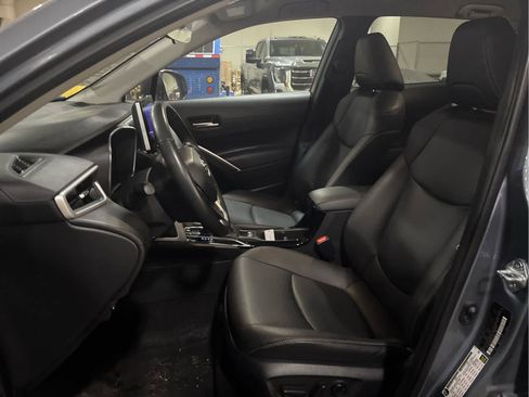 Used 2025 Toyota Corolla Cross XLE image 9