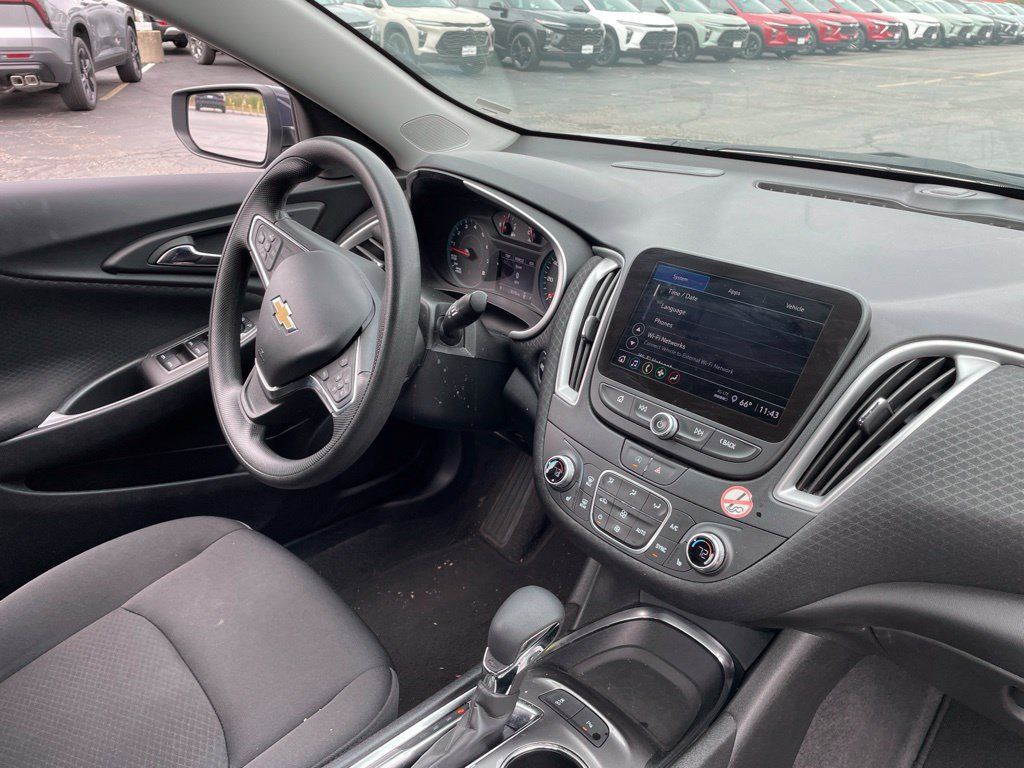 Used 2025 Chevrolet Malibu LT FWD image 15