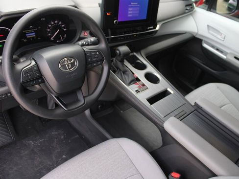 Used 2025 Toyota Sienna LE image 12