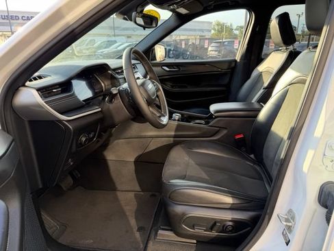 Used 2023 Jeep Grand Cherokee Altitude AWD/4WD image 6