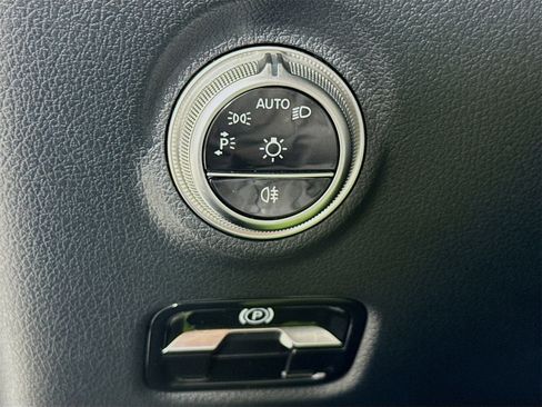 Used 2025 Mercedes-Benz C 300 Sedan image 11