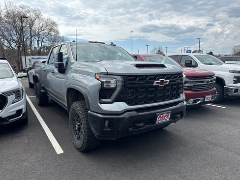 Used 2024 Chevrolet Silverado 2500 ZR2 w/ Technology Package AWD/4WD image 2