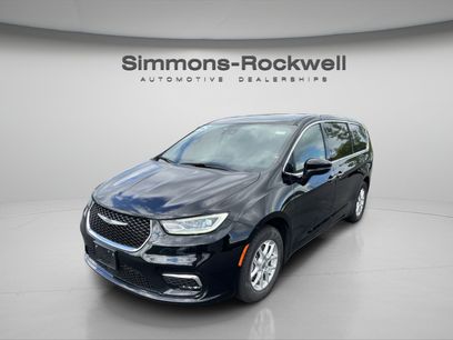 Used 2025 Chrysler Pacifica Select