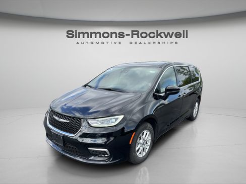Used 2025 Chrysler Pacifica Select FWD image 1