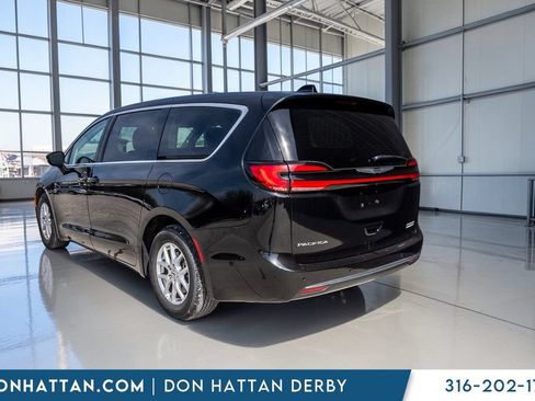 Used 2023 Chrysler Pacifica Touring-L FWD image 31