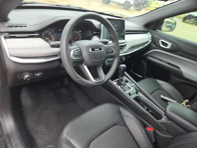 Used 2025 Jeep Compass Latitude AWD/4WD image 10