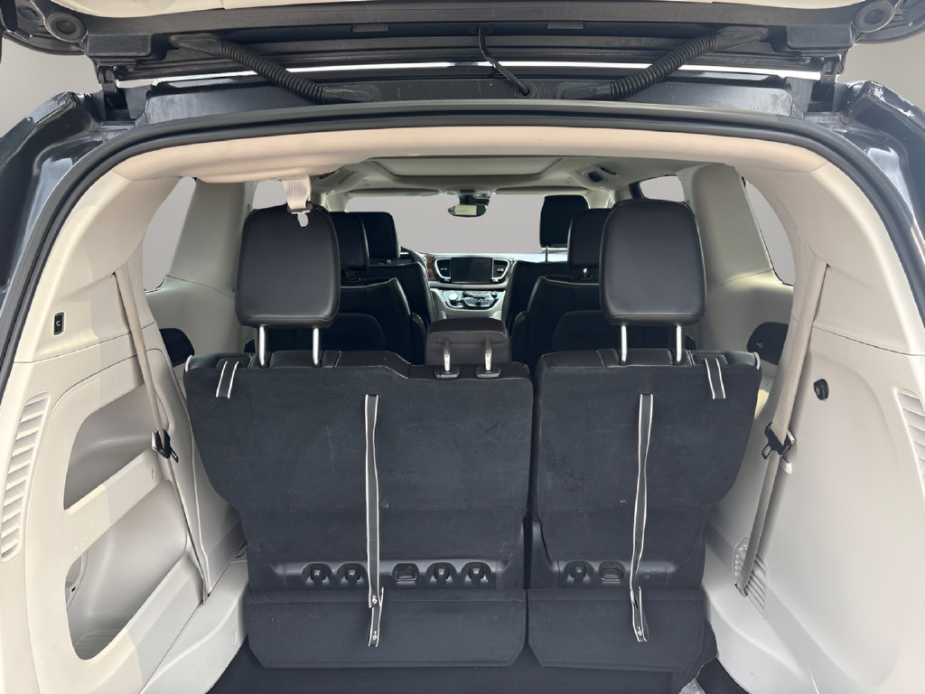 Used 2023 Chrysler Pacifica Limited FWD image 7