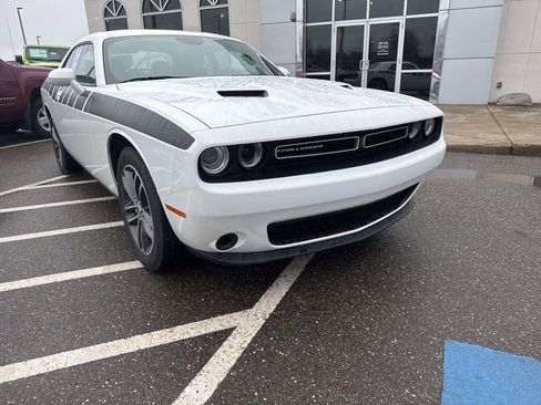 Used 2019 Dodge Challenger SXT image 3
