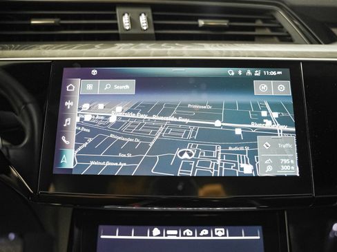 Used 2022 Audi e-tron Premium w/ Convenience Plus Package image 18