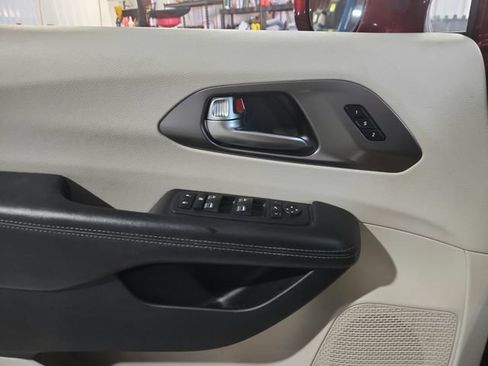 Used 2019 Chrysler Pacifica Limited FWD image 18