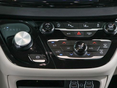 Used 2024 Chrysler Pacifica Touring-L FWD image 20