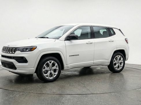 Used 2025 Jeep Compass Latitude AWD/4WD image 3