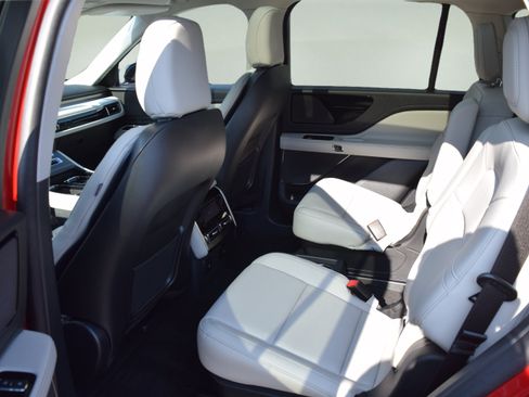 Used 2025 Lincoln Aviator AWD image 7