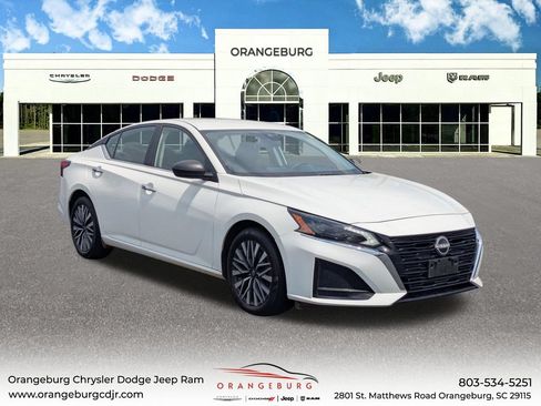 Used 2025 Nissan Altima 2.5 SV FWD image 1