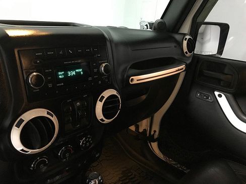 Used 2014 Jeep Wrangler Unlimited Sahara image 26