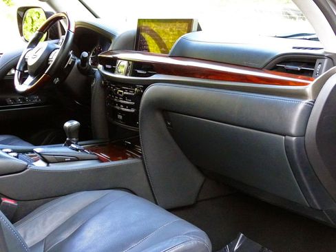 Used 2019 Lexus LX 570 4WD w/ Luxury Package image 35