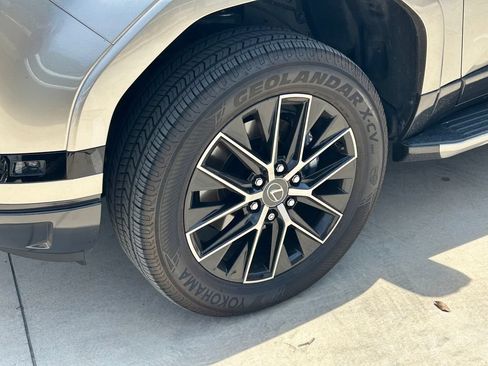 Used 2025 Lexus GX 550 w/ Accessory Package (2T) AWD/4WD image 9