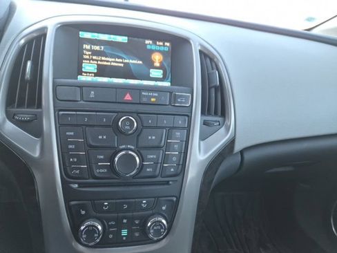 Used 2023 GMC Yukon XL SLT image 17