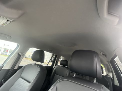 Used 2023 Volkswagen Tiguan SE AWD/4WD image 25