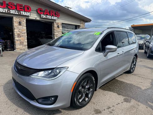 Used 2018 Chrysler Pacifica Limited w/ S Appearance Package FWD image 3