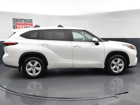 Used 2023 Toyota Highlander LE AWD/4WD image 5