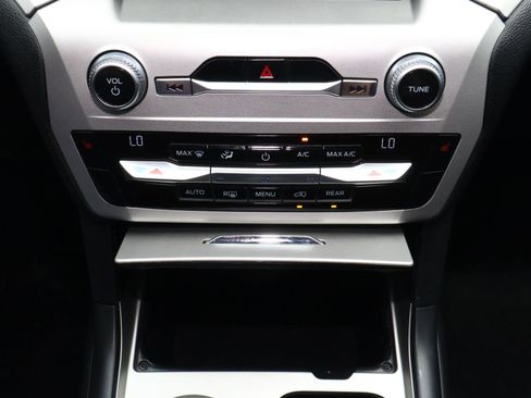 Used 2021 Ford Explorer XLT image 25