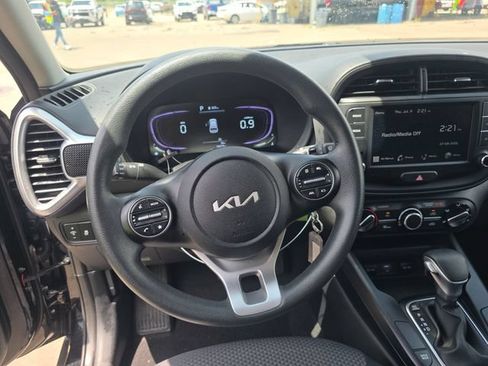 Used 2025 Kia Soul LX w/ LX Technology Package FWD image 8