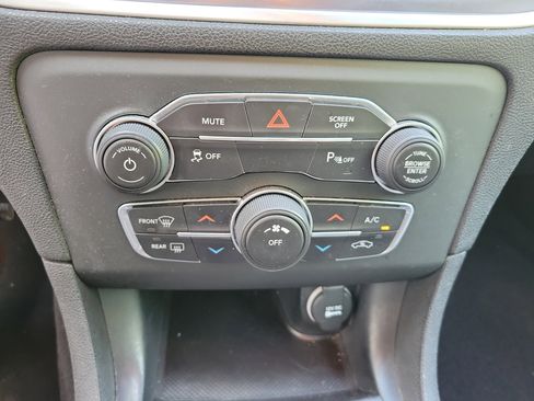 Used 2019 Dodge Charger SXT RWD image 17