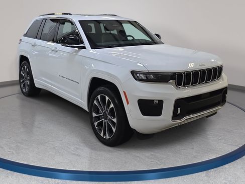 Used 2025 Jeep Grand Cherokee Overland w/ Trailer Tow Package AWD/4WD image 4