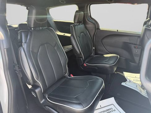 Used 2026 Chrysler Pacifica Limited FWD image 18