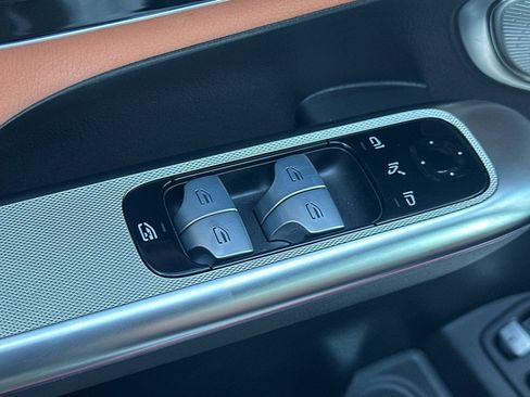 Used 2025 Mercedes-Benz GLC 350e 4MATIC image 13