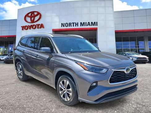 Used 2022 Toyota Highlander XLE FWD image 1