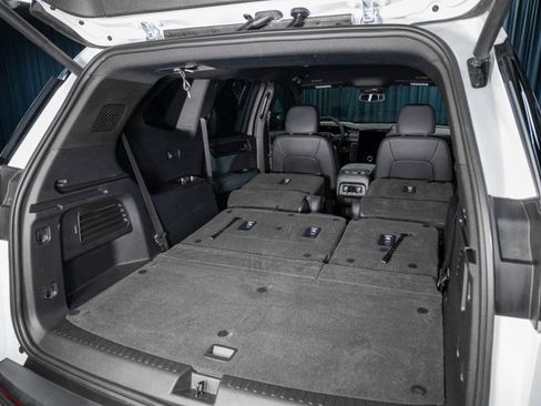 Used 2024 GMC Acadia AT4 w/ Luxury Package image 8