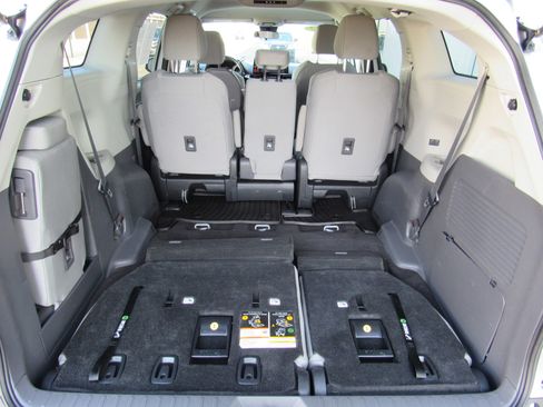 Used 2022 Toyota Sienna LE image 30