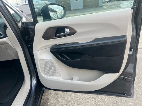 Used 2017 Chrysler Pacifica Touring image 32