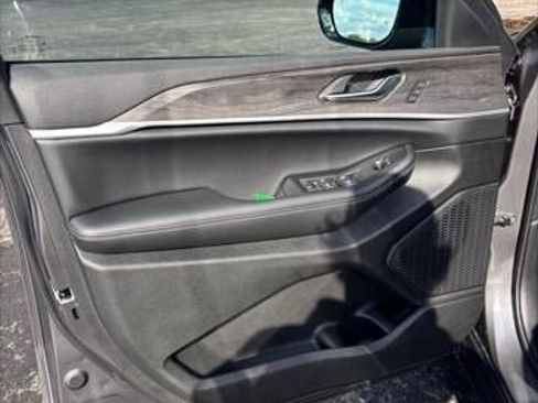 New 2025 Jeep Grand Cherokee Limited w/ Black Appearance Package image 36