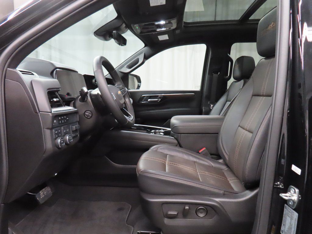 Used 2025 Chevrolet Suburban High Country AWD/4WD image 9