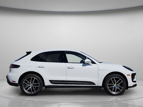 Certified 2025 Porsche Macan image 7