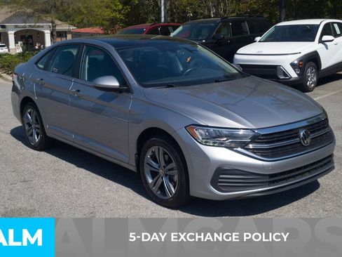 Used 2024 Volkswagen Jetta SE image 3