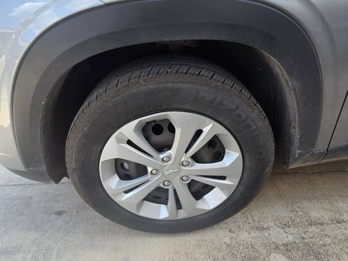 Used 2025 Chevrolet Trax LS FWD image 3