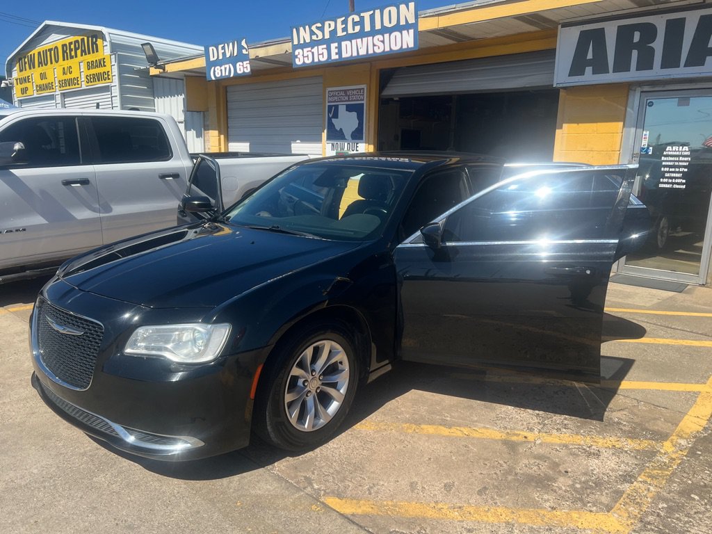 Used 2018 Chrysler 300 Touring RWD image 9