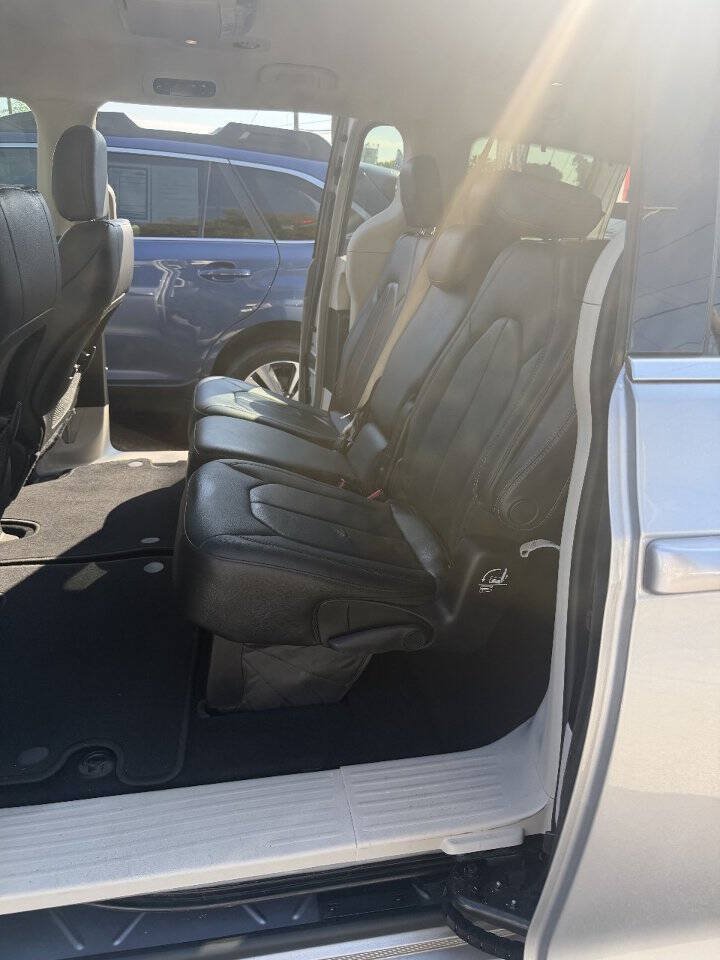 Used 2019 Chrysler Pacifica Touring-L FWD image 10