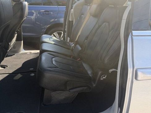 Used 2019 Chrysler Pacifica Touring-L FWD image 10