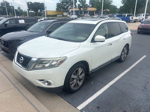 Used 2015 Nissan Pathfinder Platinum FWD image 1